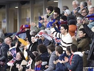 La afición del Huesca anima a su equipo en El Alcoraz.
