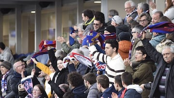La afición del Huesca anima a su equipo en El Alcoraz.