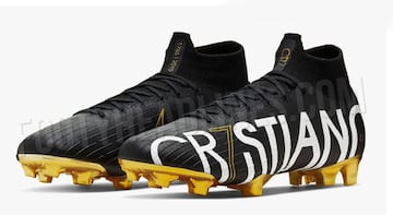 El delantero portugués de la Juventus de Turín estrenó el pasado viernes en el derbi de Turín sus nuevas botas, las Nike Mercurial Superfly personalizadas. Son de color negro con una suela dorada. Aunque, sin duda, el aspecto más llamativo es la palabra “