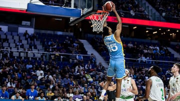 Sean Smith, ala-pívot del Movistar Estudiantes, hace un mate ante el TAU Castelló.