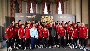 La plantilla del Celta posa junto a C.Tangana en el estreno del himno del Centenario del club vigu¨¦s.