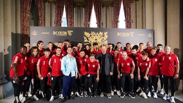 La plantilla del Celta posa junto a C.Tangana en el estreno del himno del Centenario del club vigués.