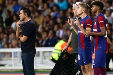 Los delanteros del FC Barcelona Lamine Yamal (d) y Fermín López (2i) a punto de saltar al campo durante la 58 edición del Trofeo Joan Gamper que disputan el FC Barcelona y el Tottenham Hotspur, este martes en el Estadio Olímpico Lluís Companys, en Barcelona.
