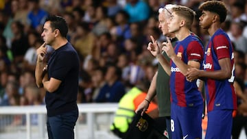 BARCELONA, 08/08/2023.- Los delanteros del FC Barcelona Lamine Yamal (d) y Fermín López (2i) a punto de saltar al campo durante la 58 edición del Trofeo Joan Gamper que disputan el FC Barcelona y el Tottenham Hotspur, este martes en el Estadio Olímpico Lluís Companys, en Barcelona. EFE/Quique García
