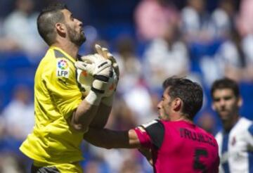  El portero del RCD Espanyol, Francisco Kiko Casilla, atrapa un balón frente a Trujillo, de la UD Almería, durante el partido entre ambos conjuntos, correspondiente a la 35ª jornada de Liga BBVA, disputado esta mañana en Cornellá-El Prat. 