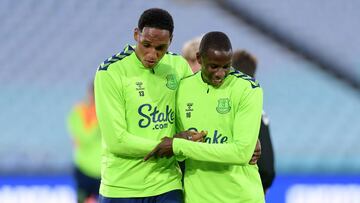 Yerry Mina durante un entrenamiento de Everton en Australia.