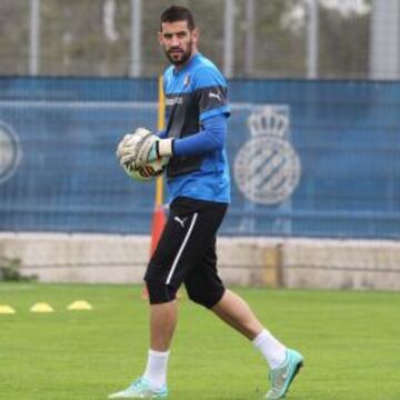 Doble motivo de satisfacción el que esta tarde tendrá Kiko Casilla, quien cumplirá ante el Villarreal el centenar de encuentros oficiales con el Espanyol (lleva 88 de Liga y 11 de Copa del Rey) y, al acabar, se centrará en su tercera convocatoria con La Roja.