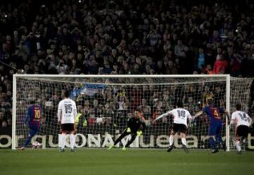 Messi anotó de penalti el 2-1.