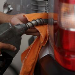 Why are gas prices going down before this 4th of July weekend? Where is it cheaper?