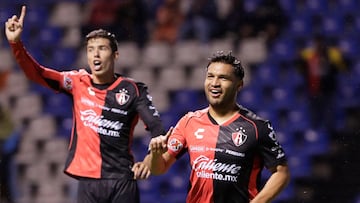 MEX3985. PUEBLA (MÉXICO), 19/07/2024.- Eduardo Aguirre (d) de Atlas celebra un gol ante Puebla, este viernes durante un partido correspondiente a la jornada 4 del torneo mexicano de fútbol, en el estadio Cuauhtémoc, en Puebla (México). EFE/Hilada Ríos