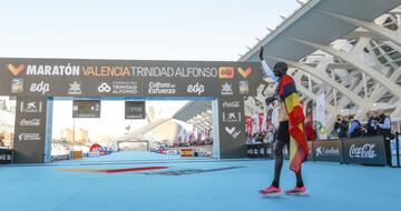 Cheptegei rebajó en 6 segundos el récord que desde 2010 poseía el keniano Leonard Patrick Komon. Cheptegei paró el reloj en 26:38, logrando la triple corona en 2019.