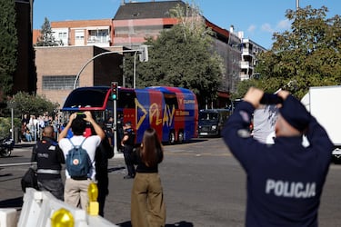 El autobús del FC Barcelona a su llegada al estadio antes del partido de la décima jornada de LaLiga que Real Madrid y FC Barcelona.