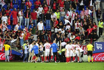 Seguidores del Sevilla caen tras ceder una de las vallas en Ipurúa