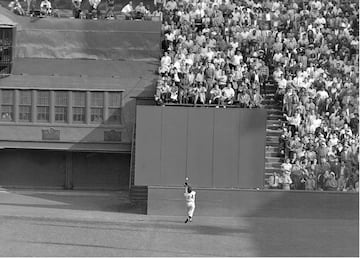 En 1954 Willie Mays hizo una de sus mejores jugadas defensivas. Corrió a toda velocidad atrapando la bola para que los Giants se aferrasen a la victoria. Ese mismo año fue nombrado como Jugador Más Valioso de la Liga y aupó a su equipo hasta convertilo en campeón.