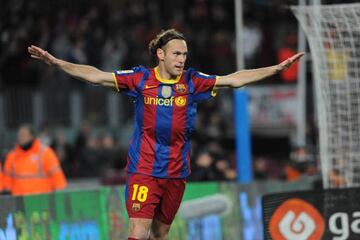 Gaby Milito celebra su &uacute;ltimo gol con la camiseta del Barcelona, ante la AD Ceuta en un partido de Copa del Rey en 2010