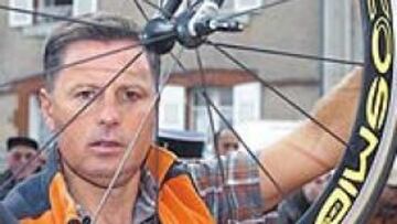 <b>MUCHO TRABAJO.</b> El director del Euskatel-Euskadi está atareado en este Tour.