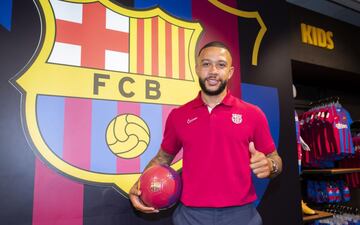 El delantero neerlandés Memphis Depay llegó ayer día 19 de julio a Barcelona y hoy se ha entrenado por primera vez con el resto de la plantilla a las órdenes de Koeman. 