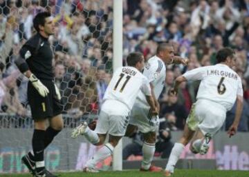 2002-03. Ronaldo también ficha por el Real Madrid. Tras un año en el Barcelona y cinco en el Inter, el brasileño acaba en al Madrid. Jugará seis veces ante el Barça y hará cuatro goles.