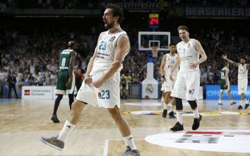 Sergio Llull celebra una canasta.