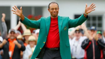 Tiger Woods posa con la chaqueta verde de campeón tras proclamarse ganador del Masters de Augusta 2019.