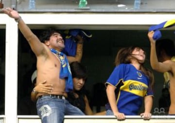 Aparte de haber sido jugador e ídolo, Maradona es hincha acérrimo de Boca Juniors; y cada vez que puede, acude a La Bombonera para ver en acción al elenco xeneise.
