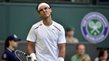 Nadal se lamenta durante el partido contra Lukas Rosol que lo sac&oacute; de Wimbledon.