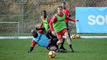 Cordero en una acci&oacute;n con Eman&aacute; durante un entrenamiento en el Anexo del Nou Estadi.