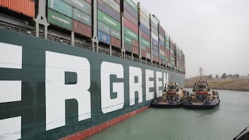 El buque de transporte de mercancías (Ever Given) sigue encallado en el Canal de Suez, un canal navegable situado en Egipto que une el mar Mediterráneo con el mar Rojo, debido a una tormenta de arena y de fuerte viento. Numerosos barcos han quedado atascados debido a una tormenta de arena y de fuerte viento con embarcaciones queriendo cruzar el canal. El Ever Given tiene 400 metros de eslora y pesa 200.000 toneladas sin carga, con capacidad de transportar 20.000 contenedores.