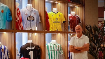 Roberto Ríos posa junto a la vitrina de camisetas del hotel NH Collection.