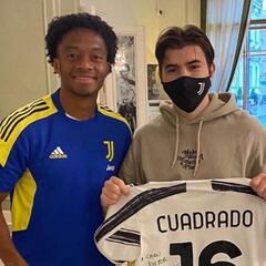 Cuadrado y un emotivo regalo para un joven ruso y su abuelo