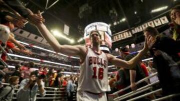 Pau Gasol se dirige a los vestuarios coreado por la afición del United Center.