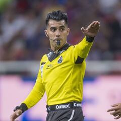 Chivas es beneficiado con polémico penal ante Cruz Azul
