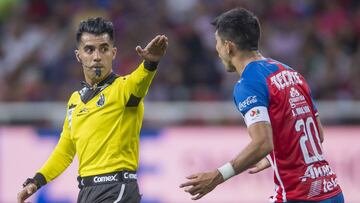 Uriel Antuna cayó dentro del área ante una barrida de Adrián Aldrete. Adonai Escobedo señaló penal para el Rebaño, el cual corroboró en el VAR. La polémica no se hizo esperar.