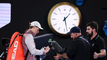 Italy's Jannik Sinner signs the lens of a TV crew camera following his victory against Russia's Andrey Rublev intheir men's singles quarter-final match on day 10 of the Australian Open tennis tournament in Melbourne on January 24, 2024. (Photo by David GRAY / AFP) / -- IMAGE RESTRICTED TO EDITORIAL USE - STRICTLY NO COMMERCIAL USE --