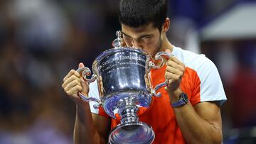 NEW YORK, NEW YORK - SEPTEMBER 11: Carlos Alcaraz of Spain celebrates with the championship trophy after defeating Casper Ruud of Norway during their Men¡¯s Singles Final match on Day Fourteen of the 2022 US Open at USTA Billie Jean King National Tennis Center on September 11, 2022 in the Flushing neighborhood of the Queens borough of New York City. Elsa/Getty Images/AFP