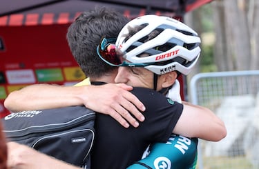 “Estaba pensando toda la etapa en Manolo, tenía sus fuerzas”. Castrillo se refería a Manolo Azcona, el fundador de su estructura ciclista, fallecido el día anterior del triunfo de su vida.