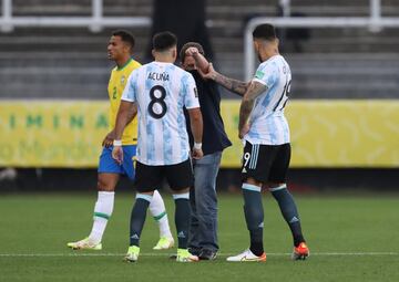 Agentes brasileños interrumpen el partido. 