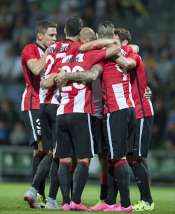 0-2. Kike Sola celebró con sus compañeros el segunto tanto.