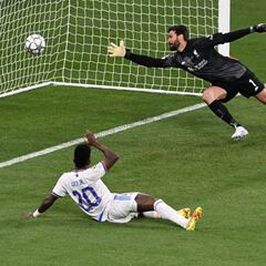 Un trilero con camisa blanca