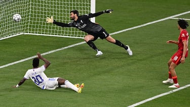 Vinicius marca ante el Liverpool.