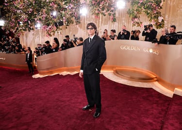 Jacob Elordi posa en la alfombra roja de la 83.ª edición de los Globos de Oro, celebrada en el Beverly Hilton.