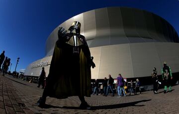 Un aficionado disfrazado de Darth Vader antes del inicio del encuentro entre los New Orleans Saints y los Minnesota Vikings en Nueva Orleans, Louisiana.