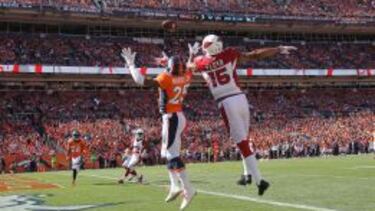 Chris Harris Jr. defiende a Michael Floyd.