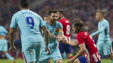 Messi ayuda a levantarse a Filipe Luis en el Atlético-Barcelona de la primera vuelta en el Wanda Metropolitano.