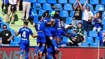 GETAFE (ESPAÑA), 28/09/2024.- Los jugadores celebran el tanto del centrocampista del Getafe FC, Luis Milla ante el Deportivo Alavés durante el partido de LaLiga disputado este sábado en el Coliseum de Getafe, Madrid. EFE/ Fernando Alvarado
