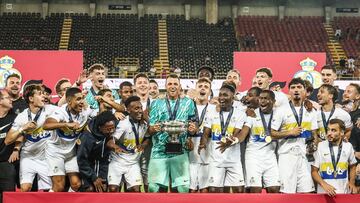 Anthony Moris levanta el trofeo con sus compañeros.