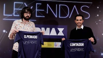 GRAF626. MADRID, 20/02/2019.- El ex ciclista profesional Alberto Contador (d), junto al presentador Quique Peinado (i), durante la presentación este miércoles del programa de entrevistas "Leyendas" de DMAX. EFE/Nico RodrÍgue