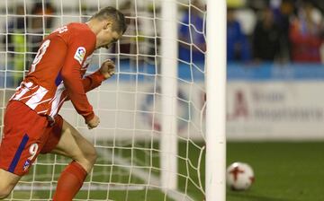 Fernando Torres celebra el 0-2.