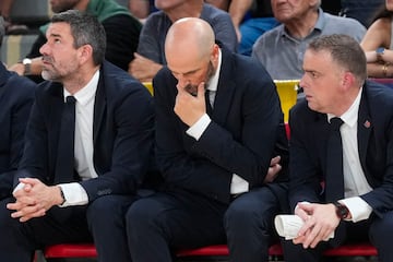 Peñarroya, pensativo en el banquillo.