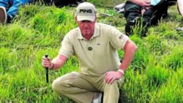 <b>PENSANDO LA JUGADA. </b>Jiménez observa su bola, a un palmo del green, en su gran vuelta de ayer.